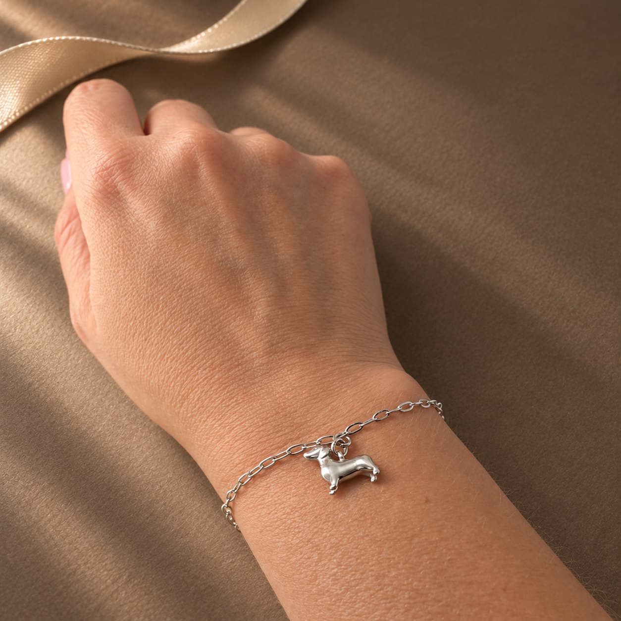 Mit ChatGPT erstellt: dasselbe Armband im warmen Set mit brauner Fläche und hellem Band