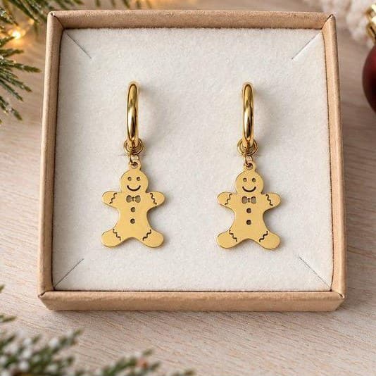 Mit ChatGPT erstellt: dieselben Lebkuchen-Ohrringe in der Box, weihnachtlich mit Tannengrün und Kugeln